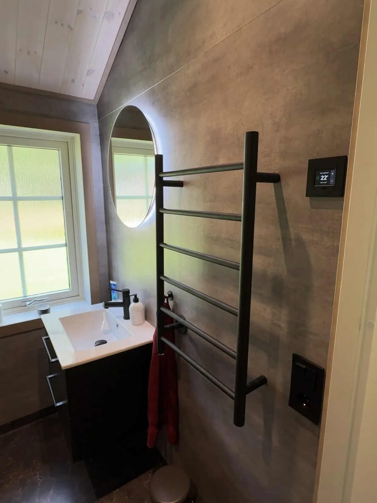 Badrum med handdukstork och LED-spegel