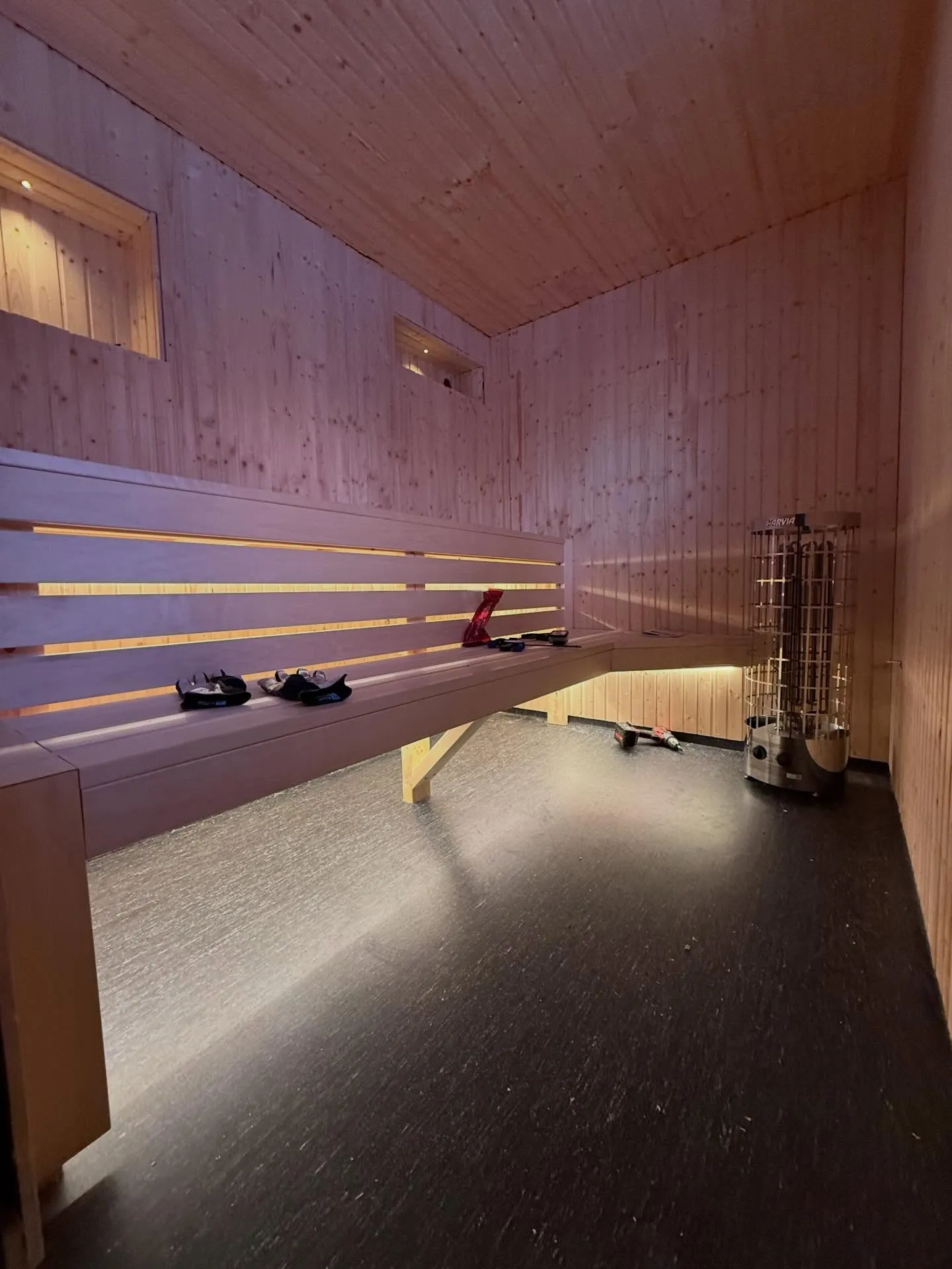 Bastu med LED-belysning i bänk