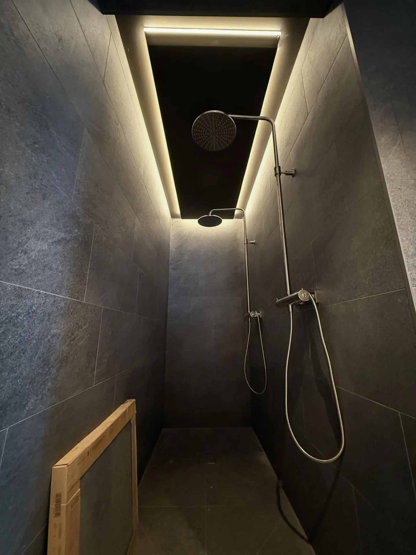 Dusch med LED-takbelysning